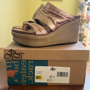 Worn once! EUC Size 7 OTBT Copper leather platform sandals. Very comfortable